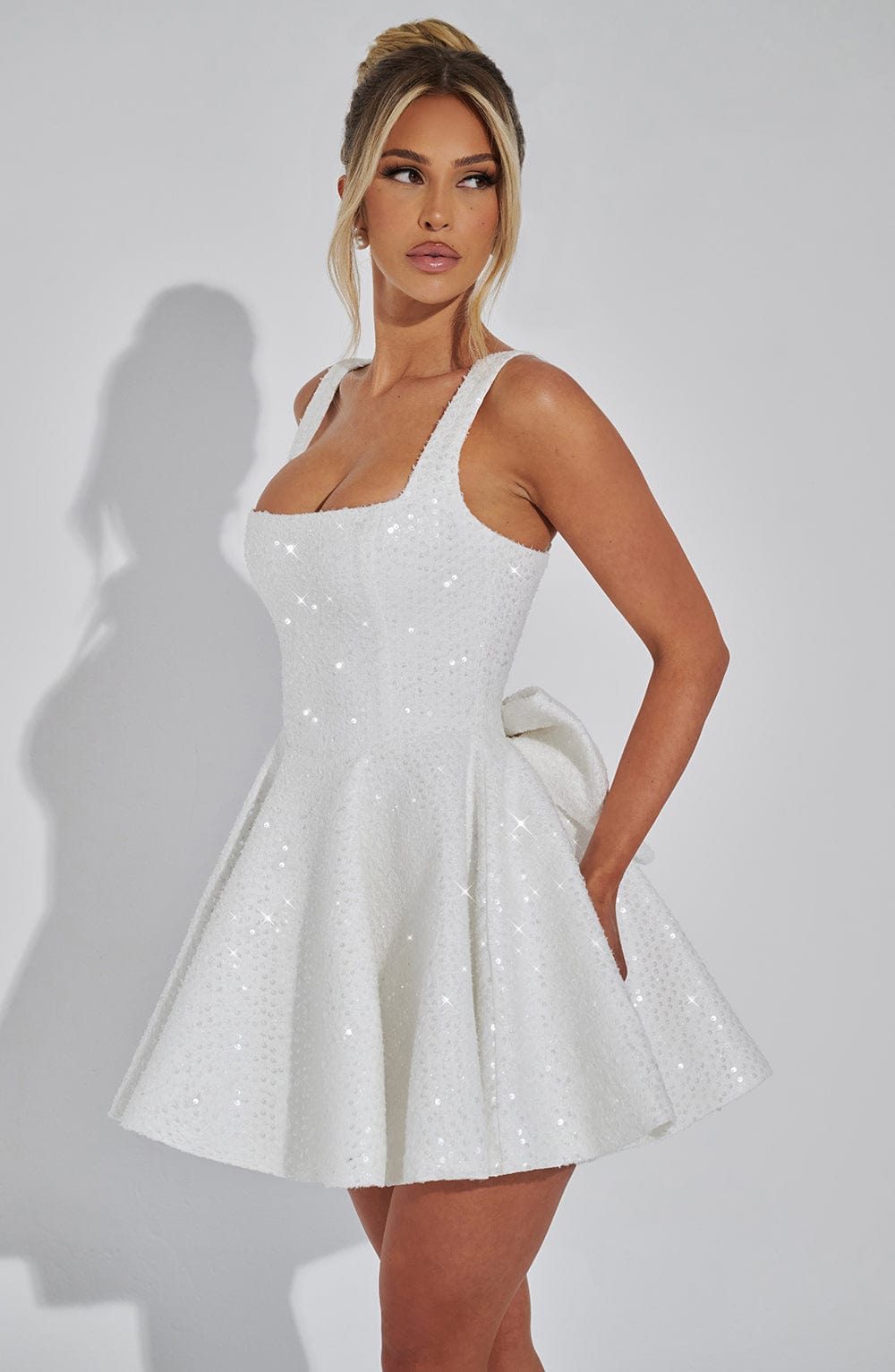 Yara - Robe Mini Sans Dos avec Paillettes et Nœud