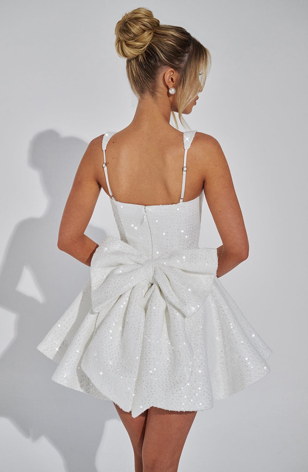 Yara - Robe Mini Sans Dos avec Paillettes et Nœud