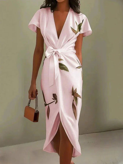 Robe ajustée Florence en satin avec manches courtes et motif de feuilles blanches