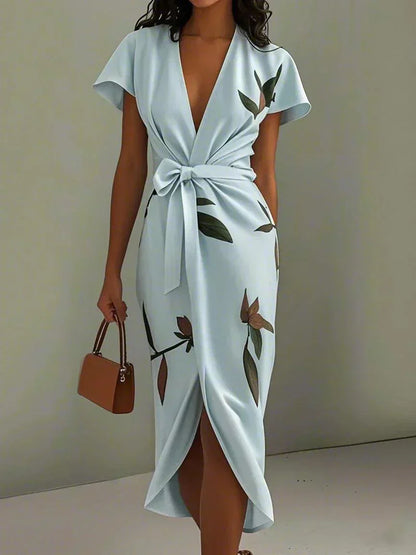Robe ajustée Florence en satin avec manches courtes et motif de feuilles blanches