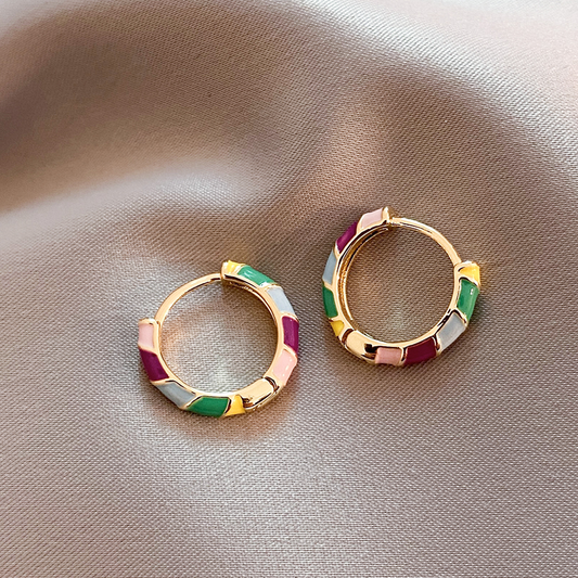 Boucles d'oreilles créoles en émail multicolore dorées