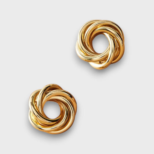 Auriane – Boucles d'oreilles à clou entrelacées avec nœud doré