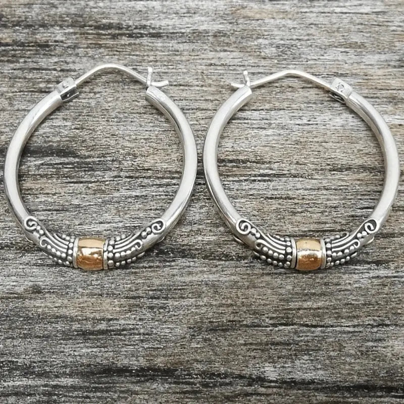 Boucles d'oreilles créoles vintage en argent avec motif sculpté