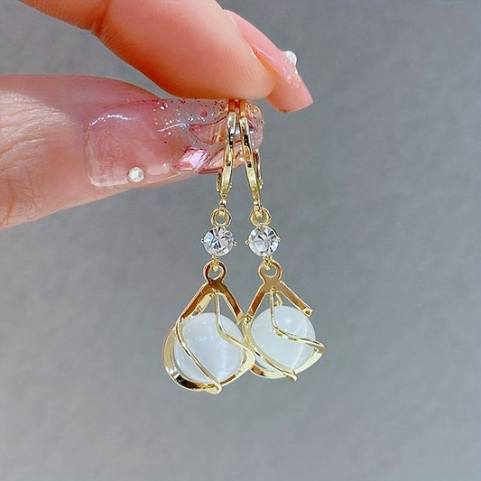 Boucles d'oreilles pendantes en opale blanche élégantes