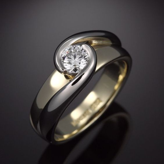 Bague vintage entrelacée en or et argent avec zirconium