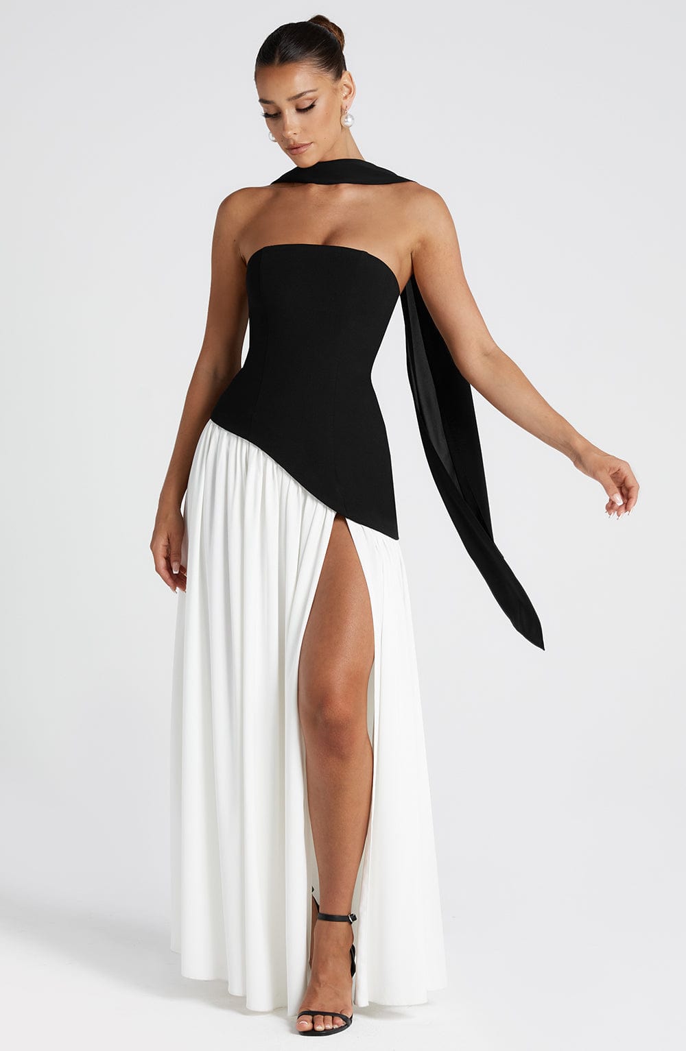 Robe Maxi Sans Manches pour Femme avec Fente Haute et Taille Asymétrique