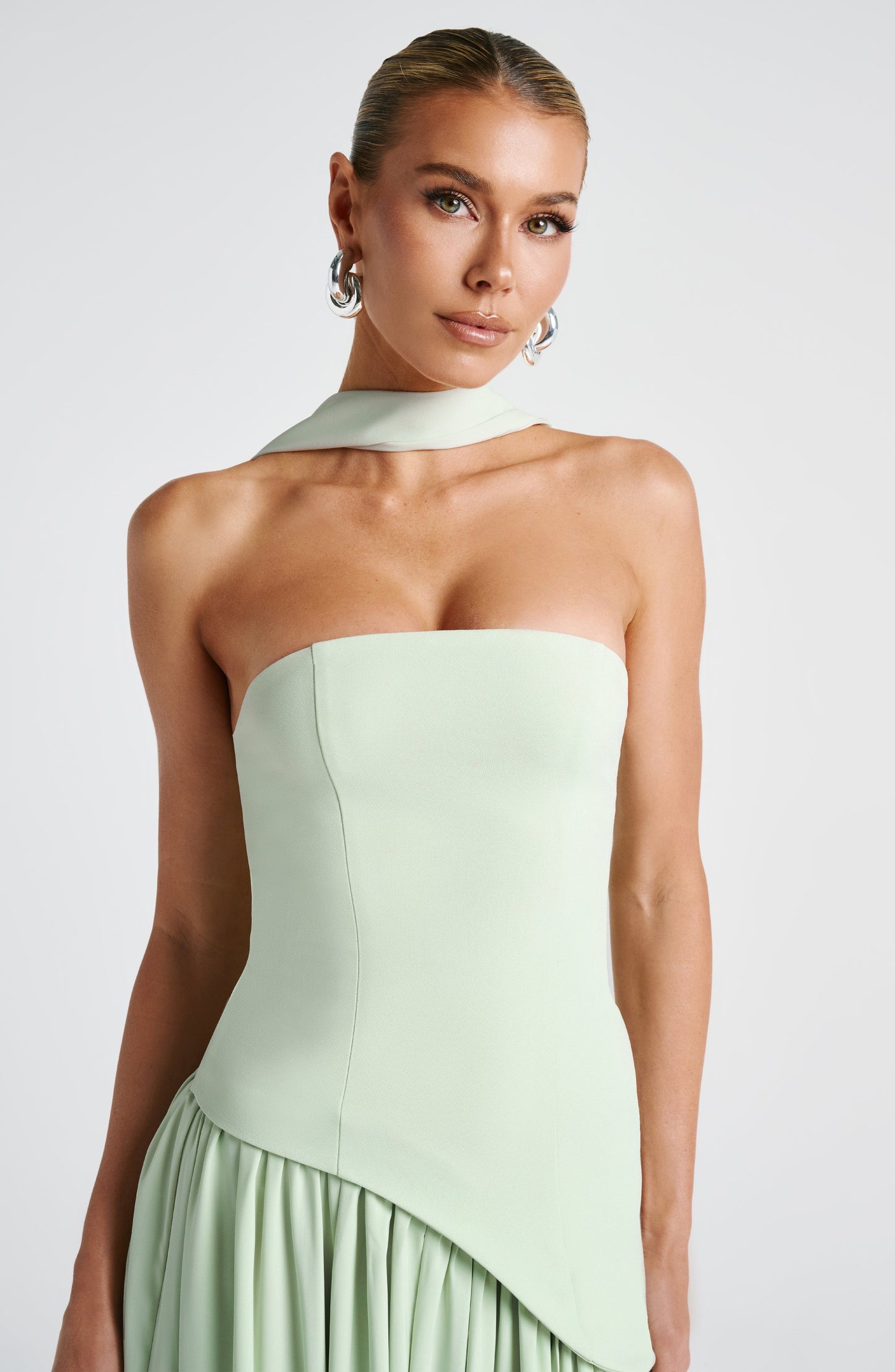 Robe Maxi Sans Manches pour Femme avec Fente Haute et Taille Asymétrique