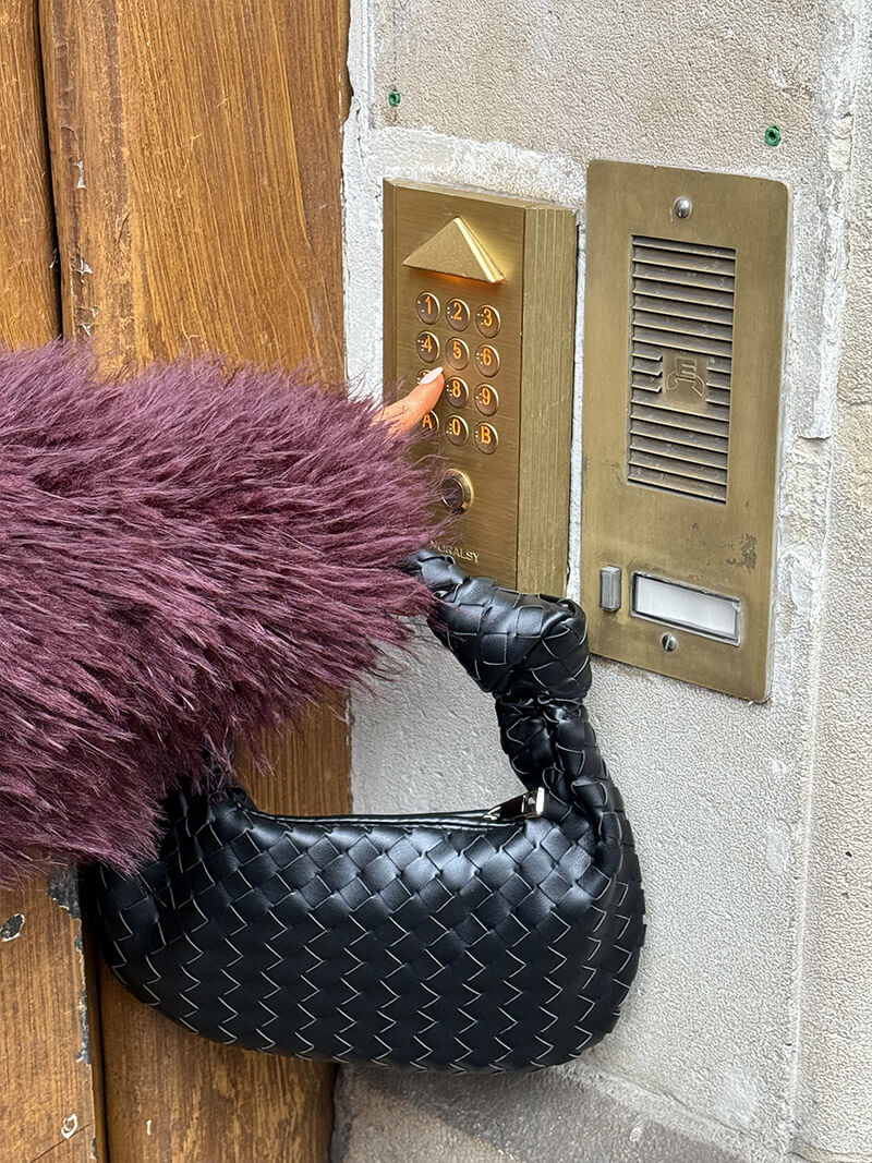 Sac à Main Tissé pour Femme avec Poignée Nouée et Forme Courbée
