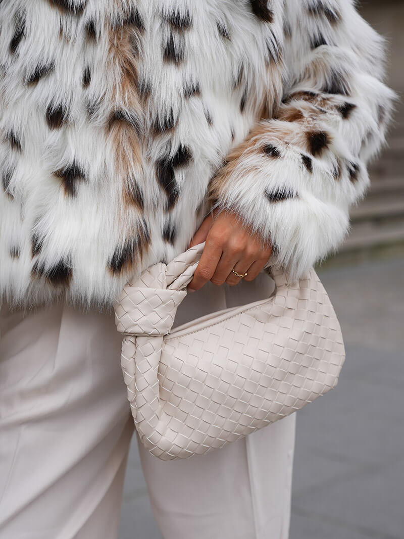 Sac à Main Tissé pour Femme avec Poignée Nouée et Forme Courbée