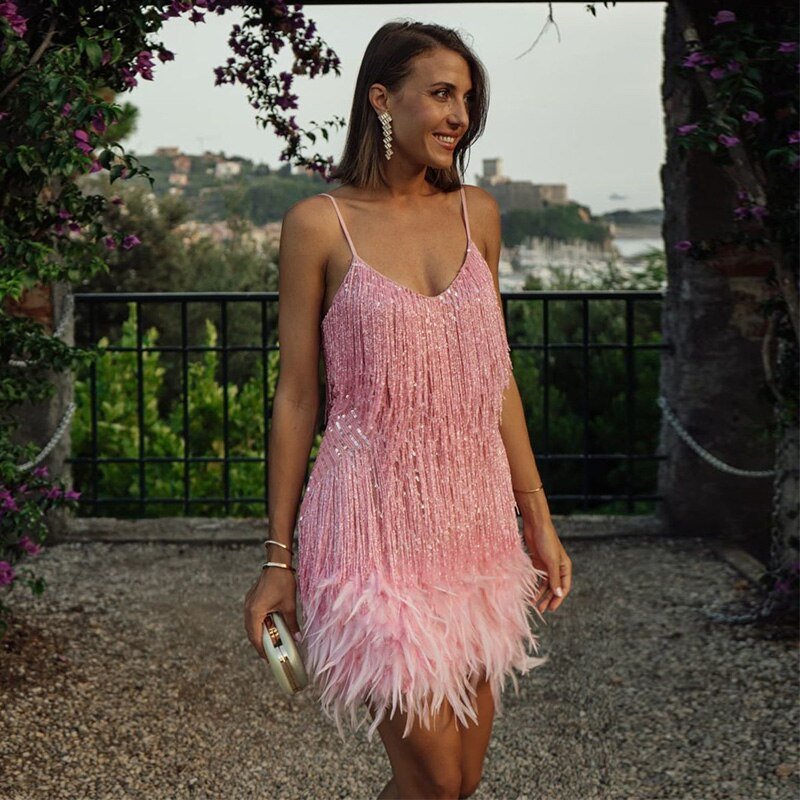 Mara - Une élégante robe de cocktail avec des ornements en plumes