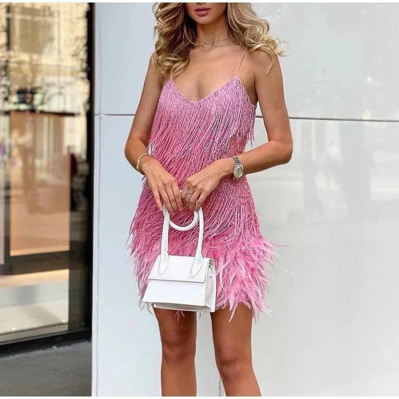 Mara - Une élégante robe de cocktail avec des ornements en plumes
