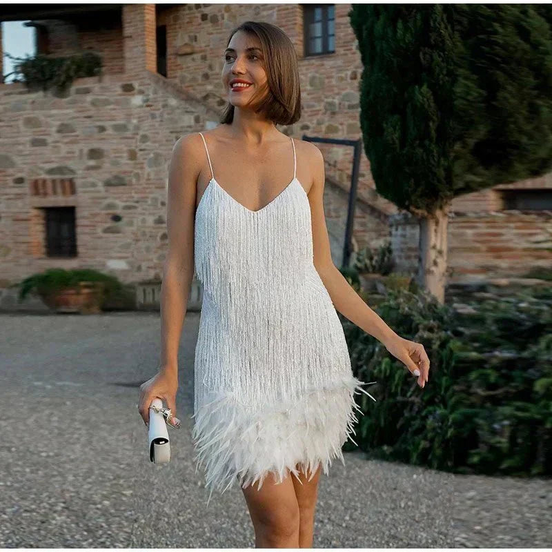 Laura - Robe de cocktail avec plumes dans un style élégant