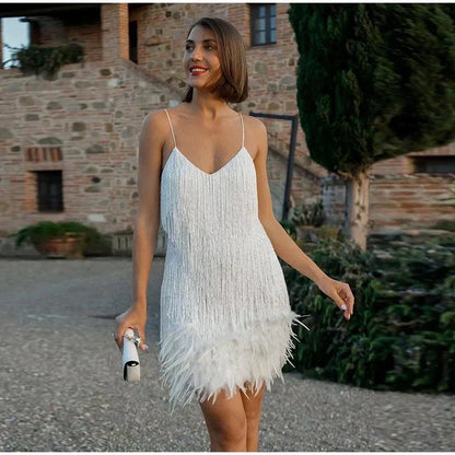Mara - Une élégante robe de cocktail avec des ornements en plumes