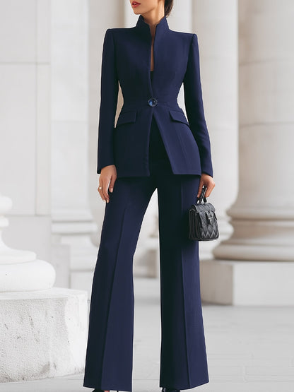 Costume bleu marine avec blazer à col haut et pantalons larges