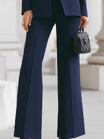 Costume bleu marine avec blazer à col haut et pantalons larges