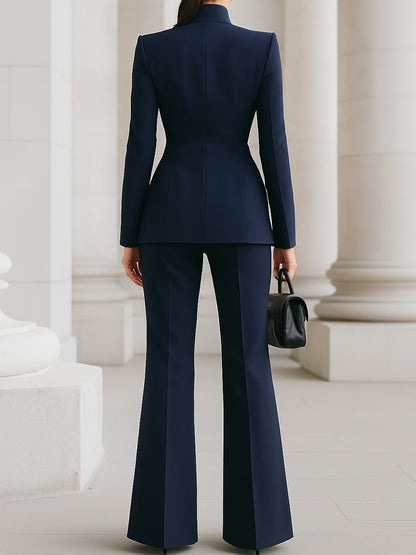 Costume bleu marine avec blazer à col haut et pantalons larges