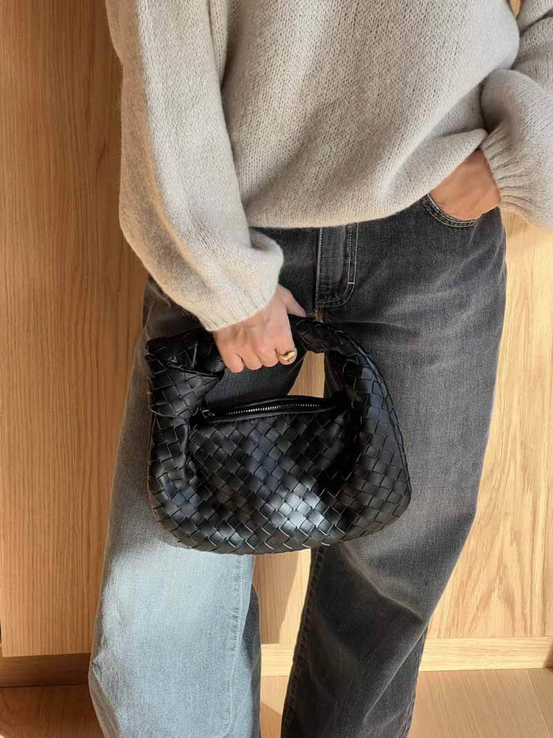 Sac à Main Tissé pour Femme avec Poignée Nouée et Forme Courbée