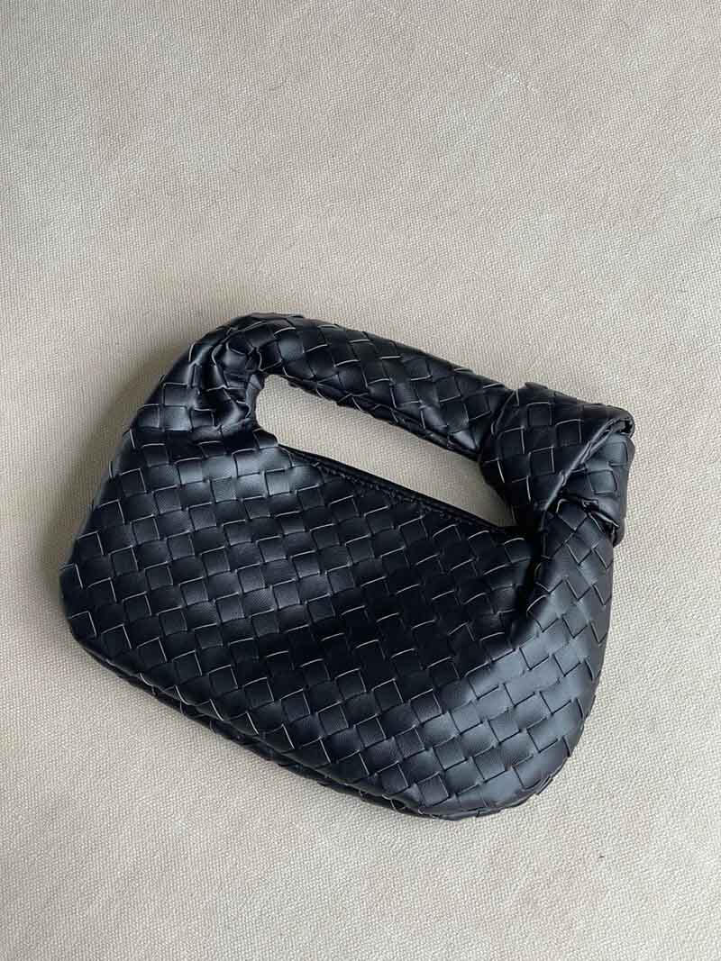 Sac à Main Tissé pour Femme avec Poignée Nouée et Forme Courbée