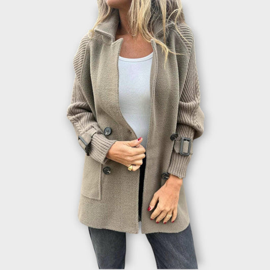 Manteau d'hiver avec des détails en tricot chics et confortables