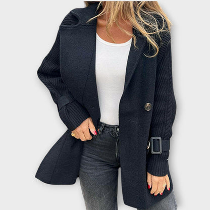 Manteau d'hiver avec des détails en tricot chics et confortables